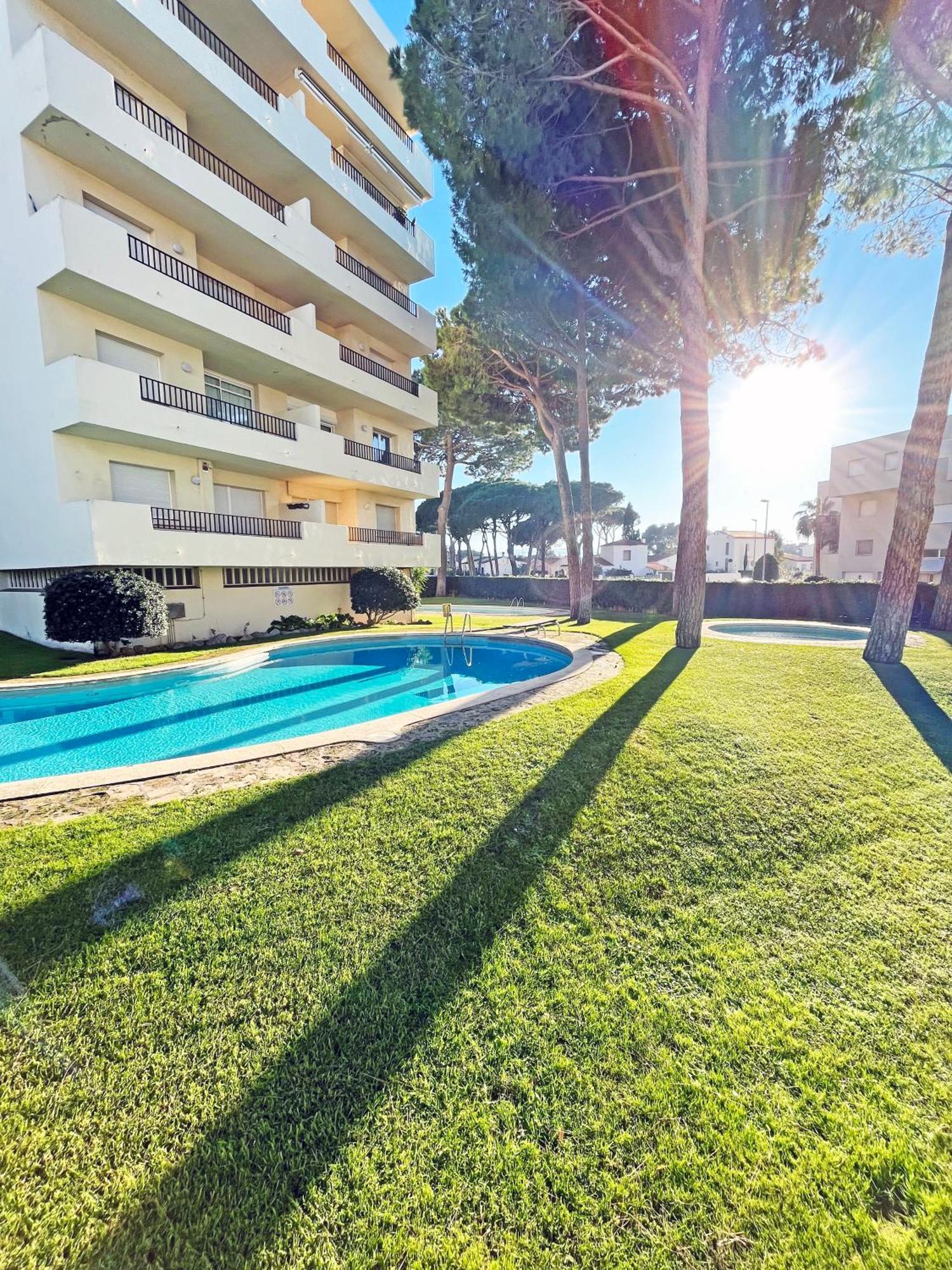 En La Escala Con Piscina Y Parking Apartament