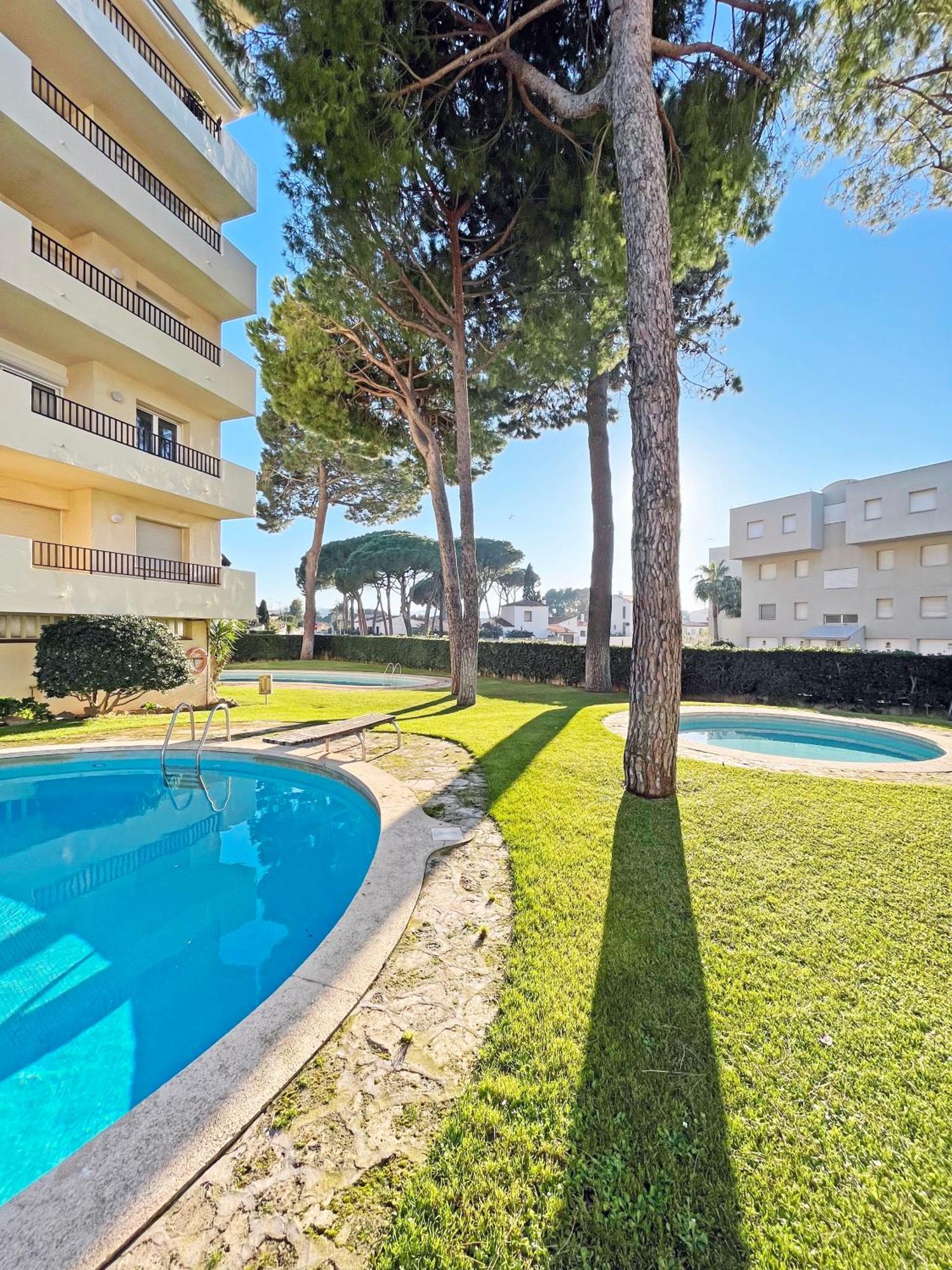 En La Escala Con Piscina Y Parking Apartament *